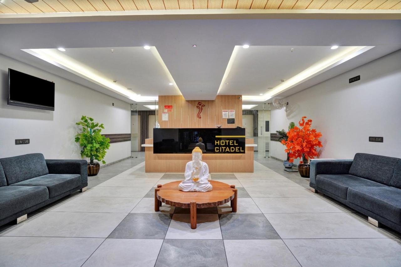 Super Oyo Townhouse 639 Hotel Citadel 2 Surat Eksteriør bilde
