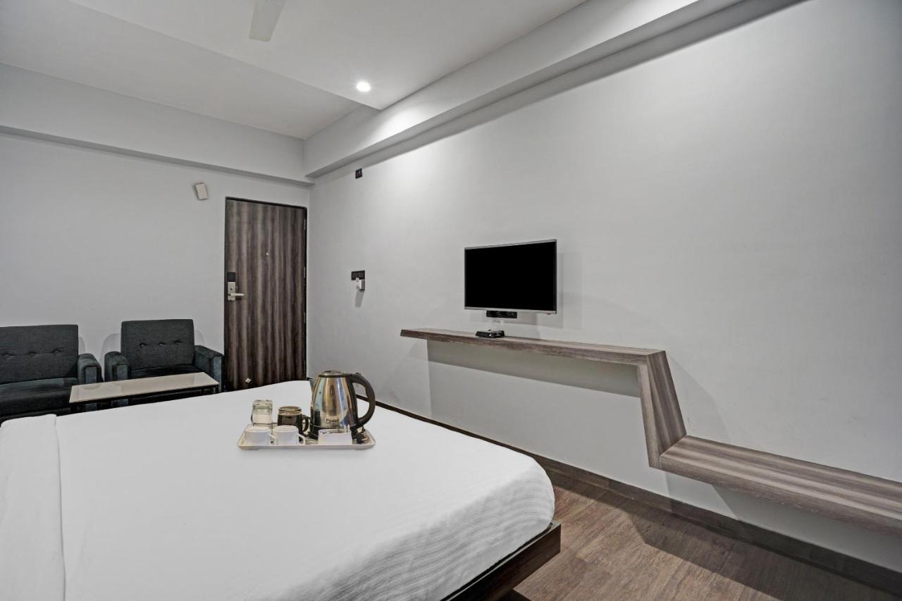 Super Oyo Townhouse 639 Hotel Citadel 2 Surat Eksteriør bilde