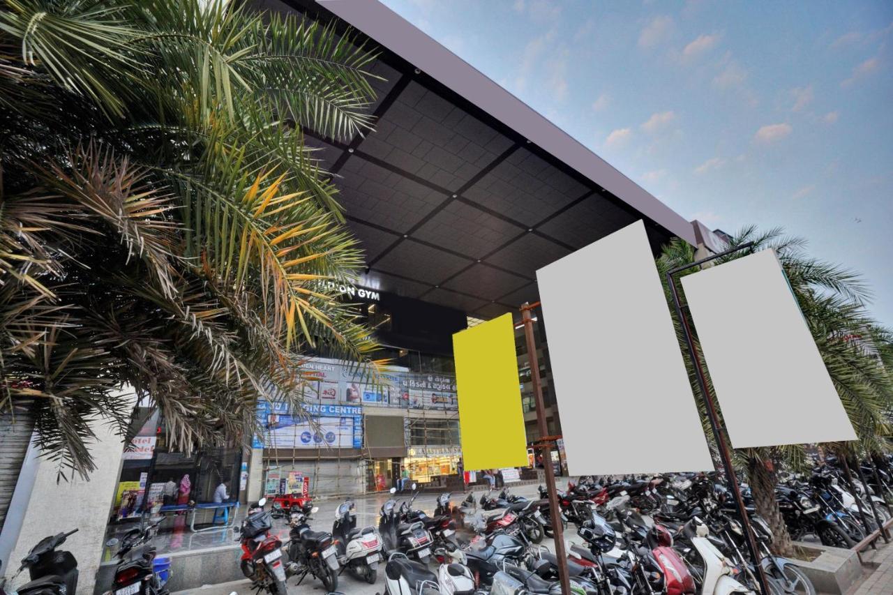 Super Oyo Townhouse 639 Hotel Citadel 2 Surat Eksteriør bilde