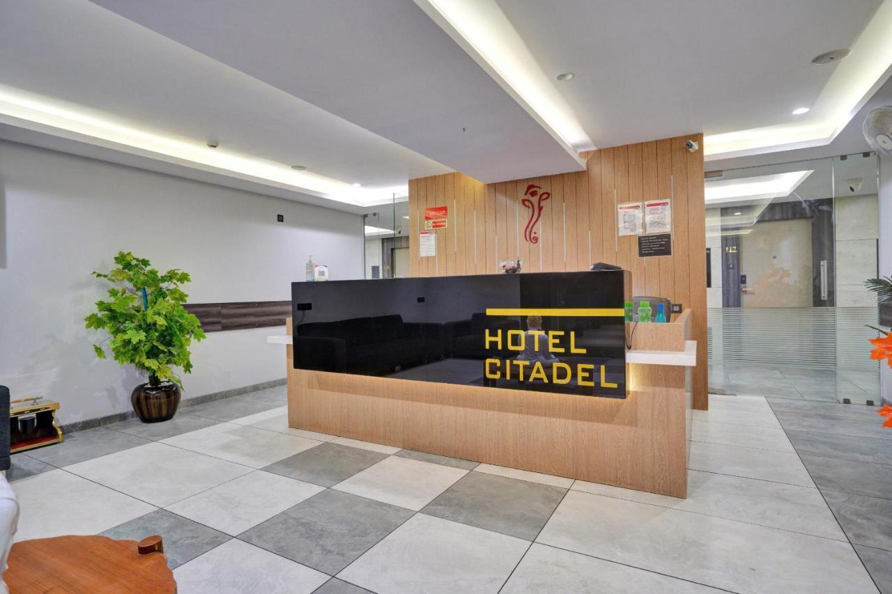 Super Oyo Townhouse 639 Hotel Citadel 2 Surat Eksteriør bilde